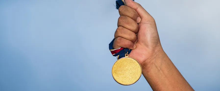 Premiação simbólica em quadra esportiva